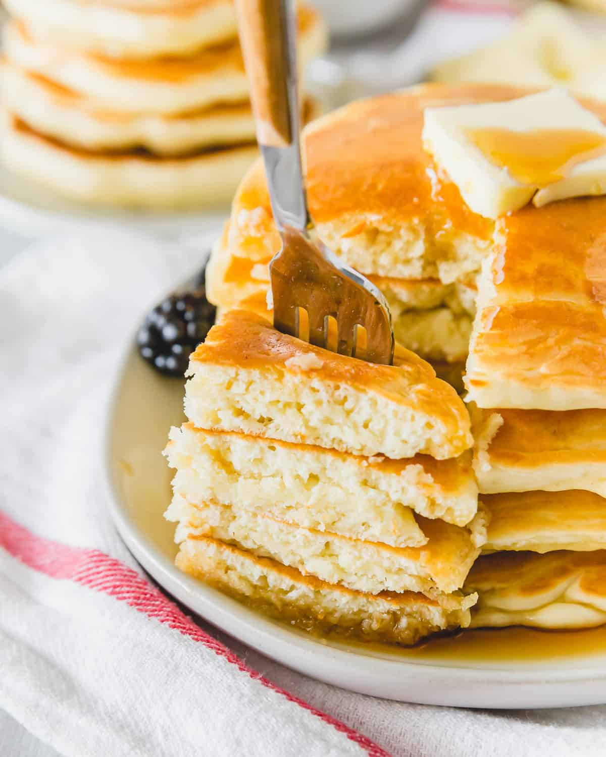 Pancakes au levain sur une fourchette.