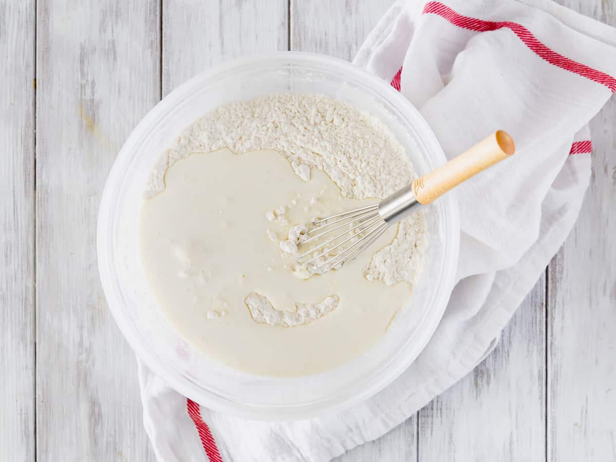 Pâte à pancakes dans un bol.