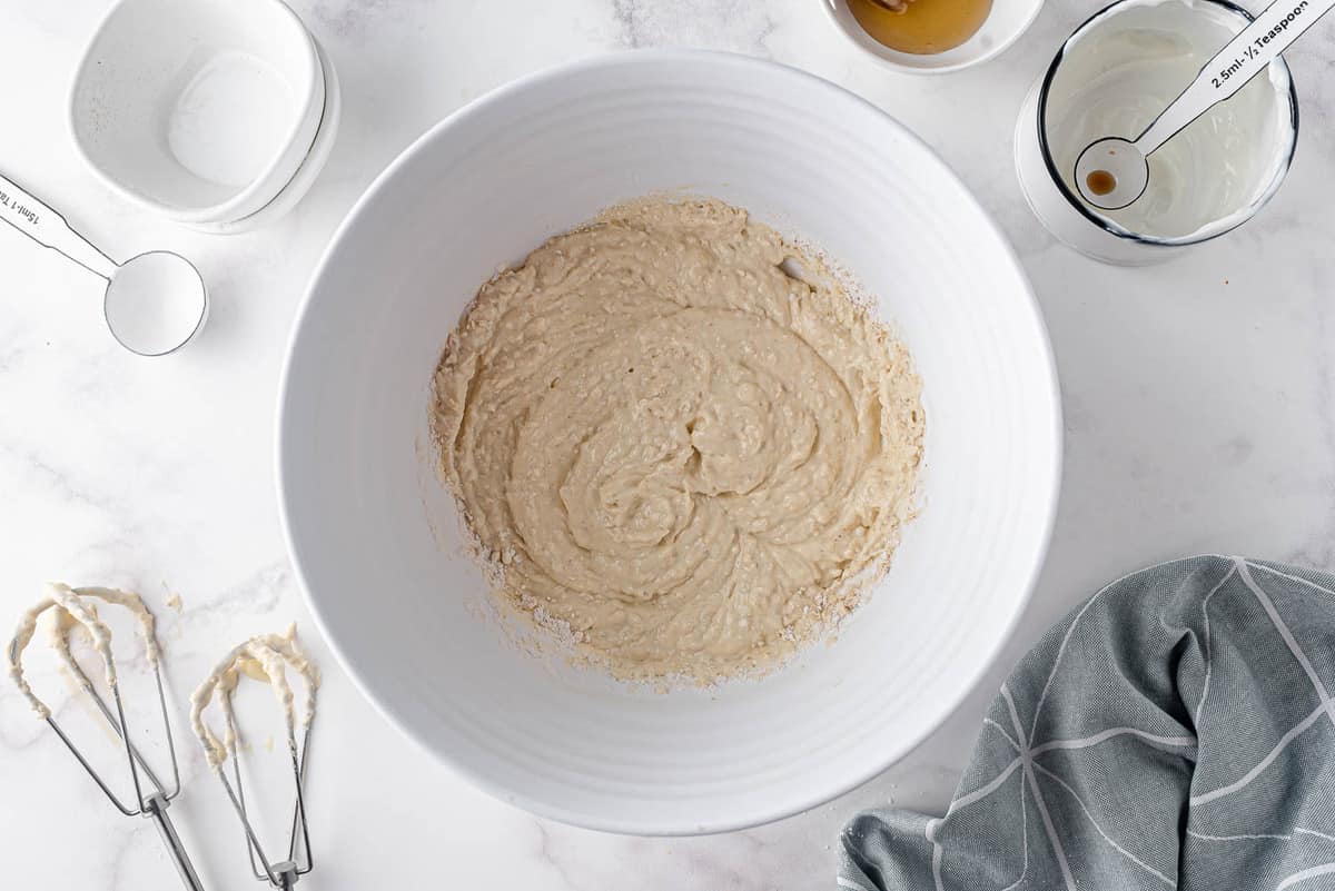 Pâte à pancake dans un bol de mélange blanc.