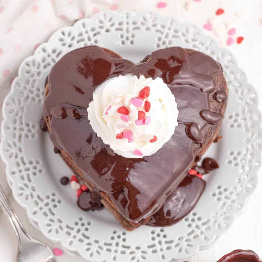 Pancakes en forme de cœur avec ganache au chocolat