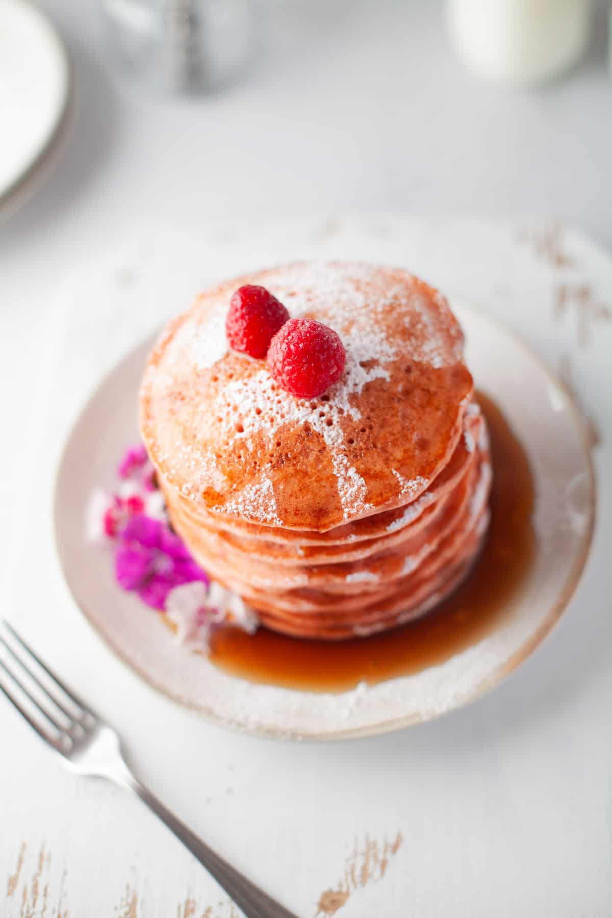 Pancakes à la betterave garnis de framboises.
