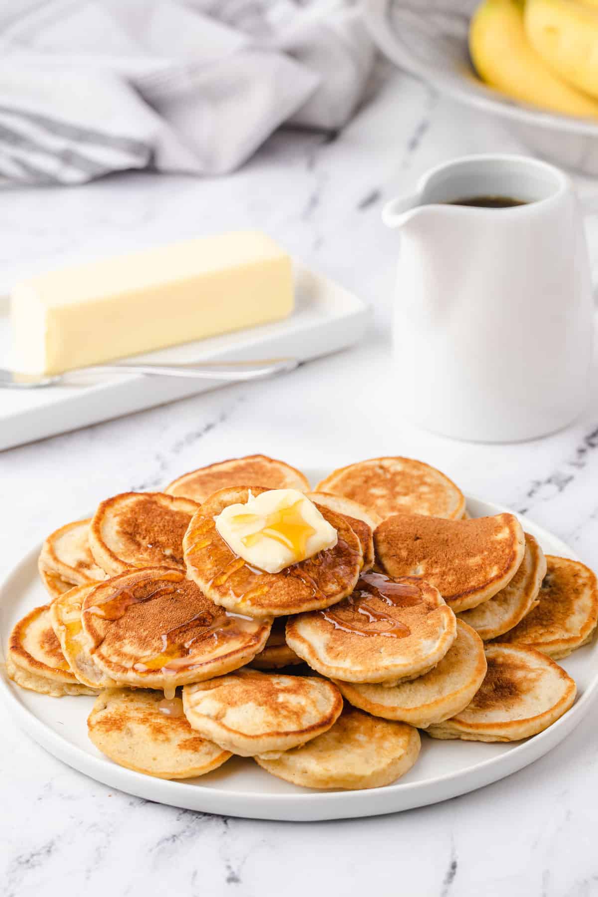Grande pile de pancakes à la banane.