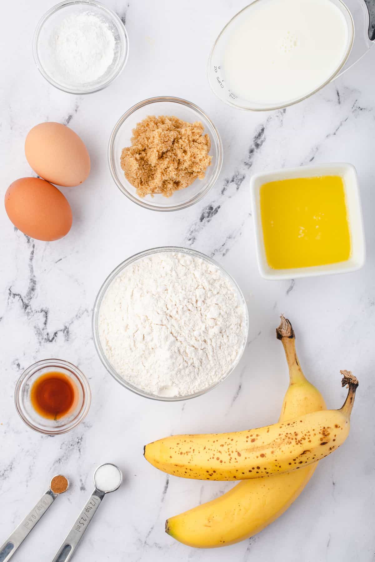Ingrédients nécessaires à la recette, y compris des bananes.