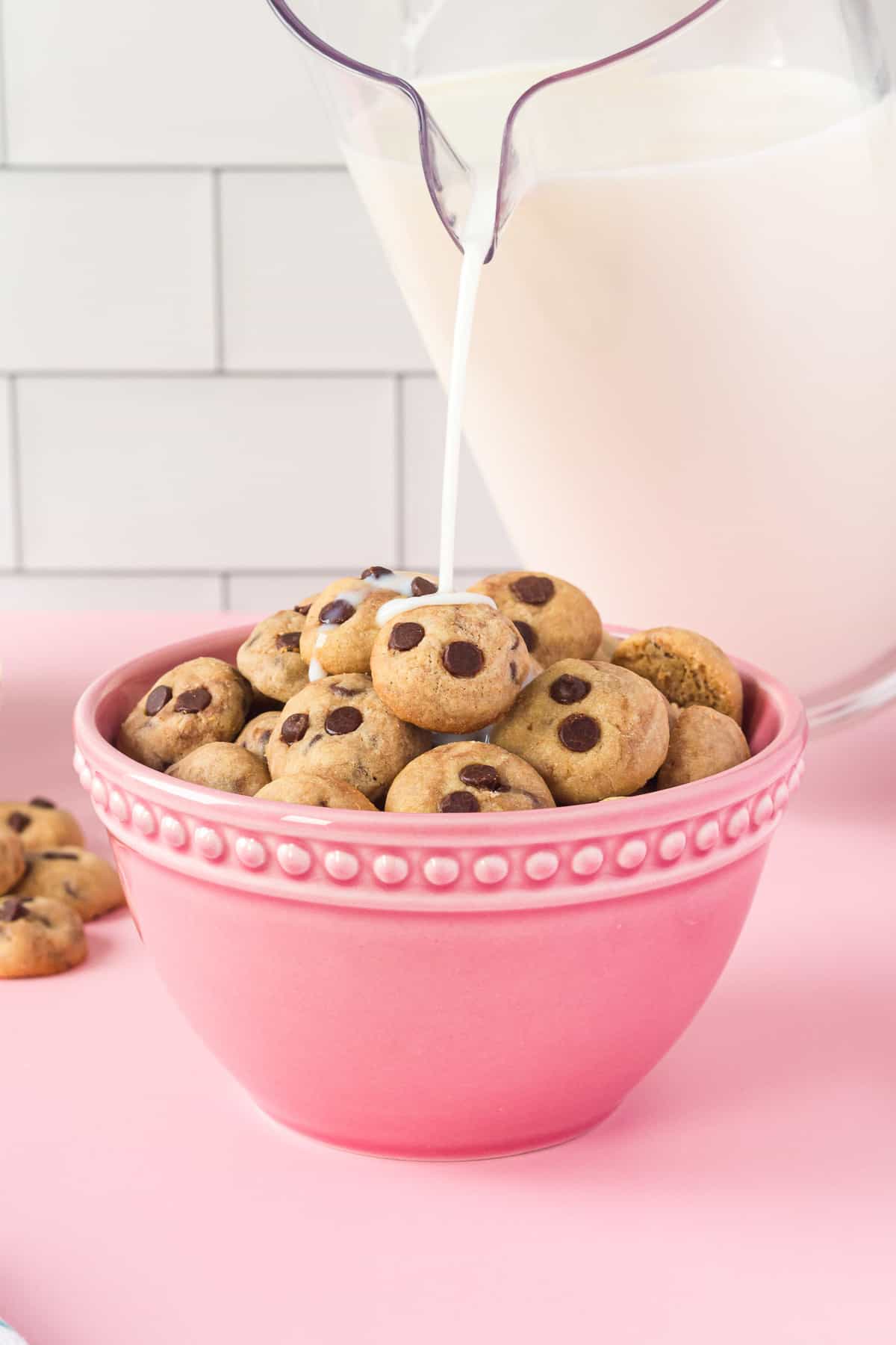 Du lait étant versé sur des céréales aux cookies.