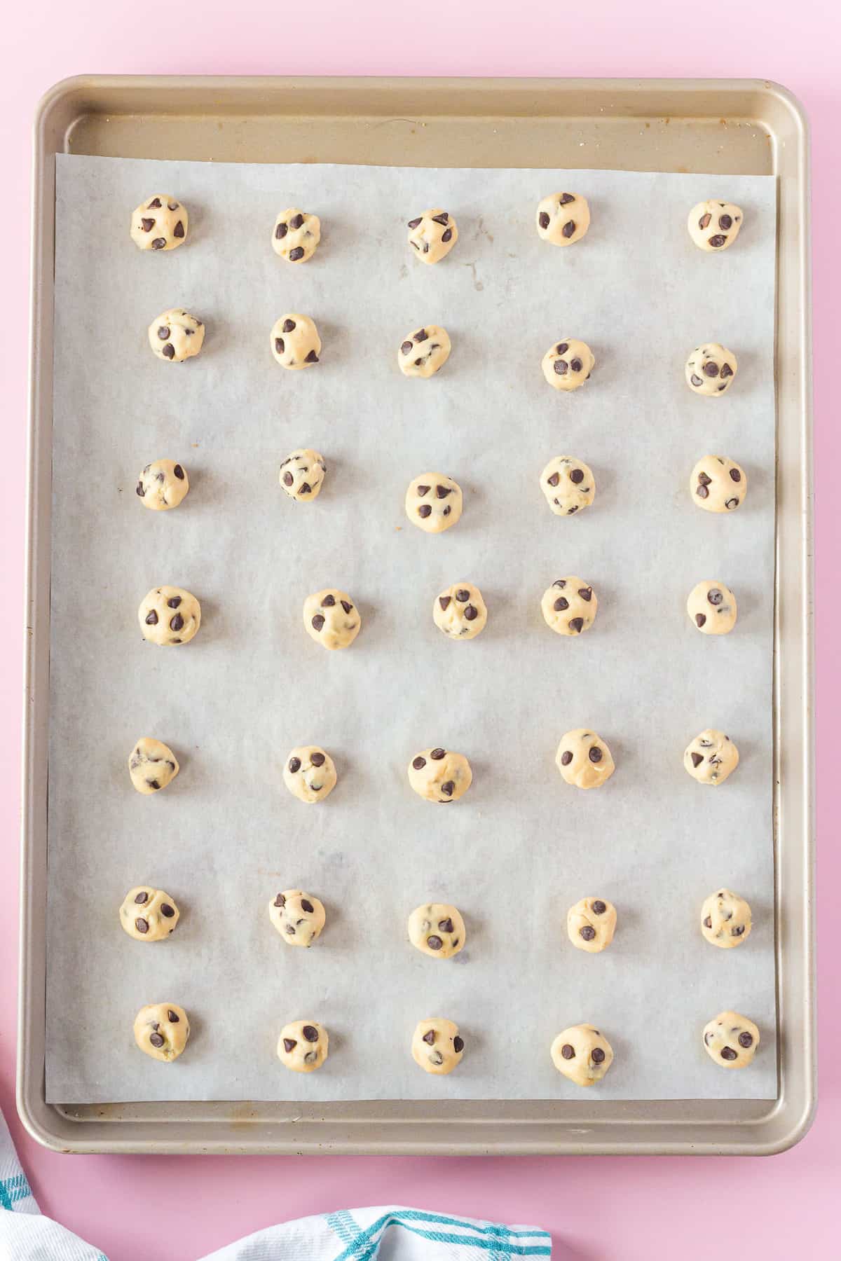 Cookies mini chocolat non cuits sur une plaque de cuisson.