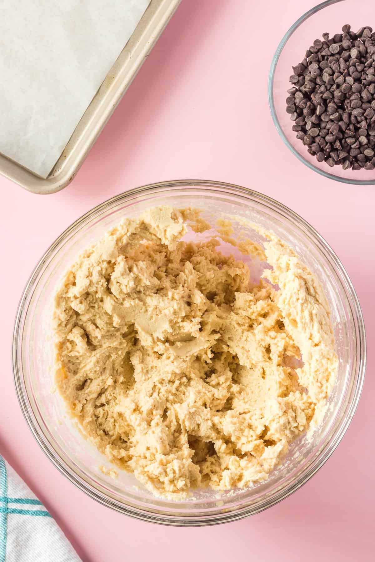 Pâte à cookies dans un bol en verre transparent.