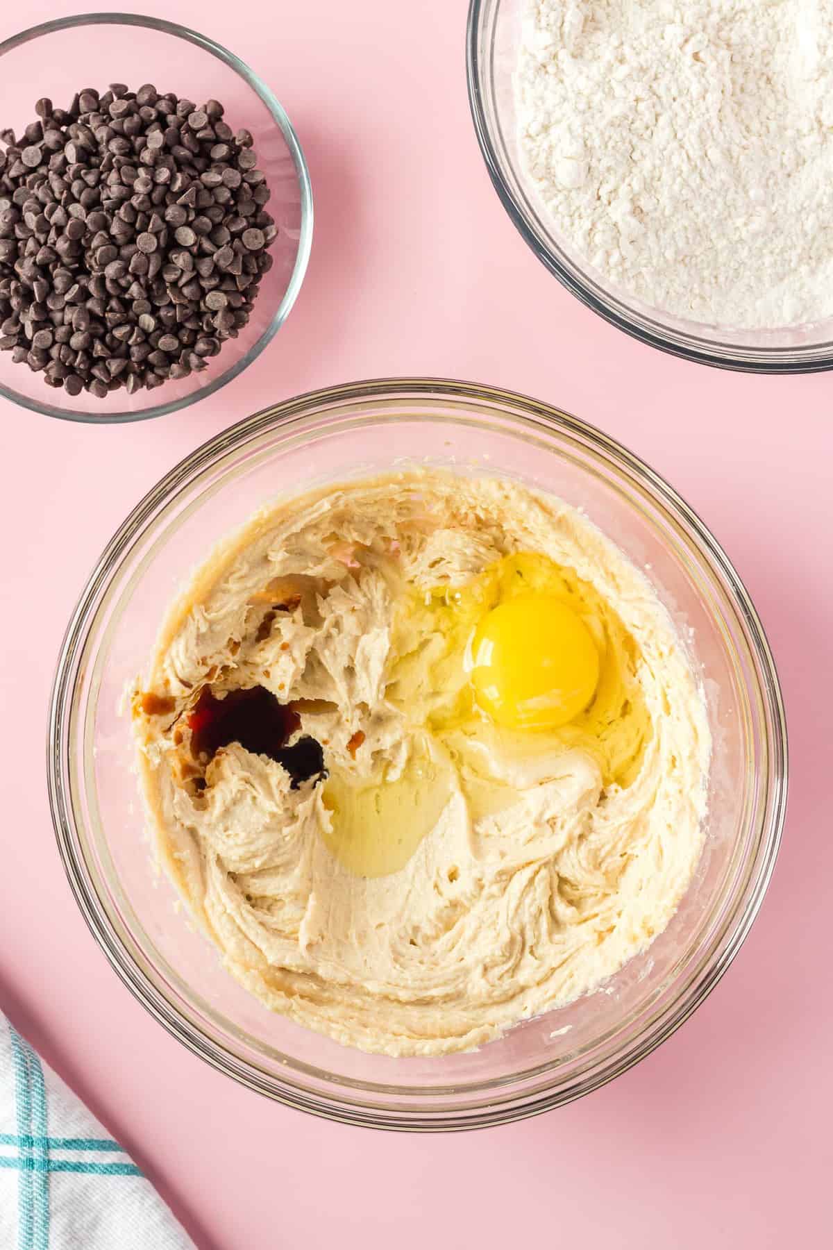 Pâte en train d'être préparée dans un bol transparent.