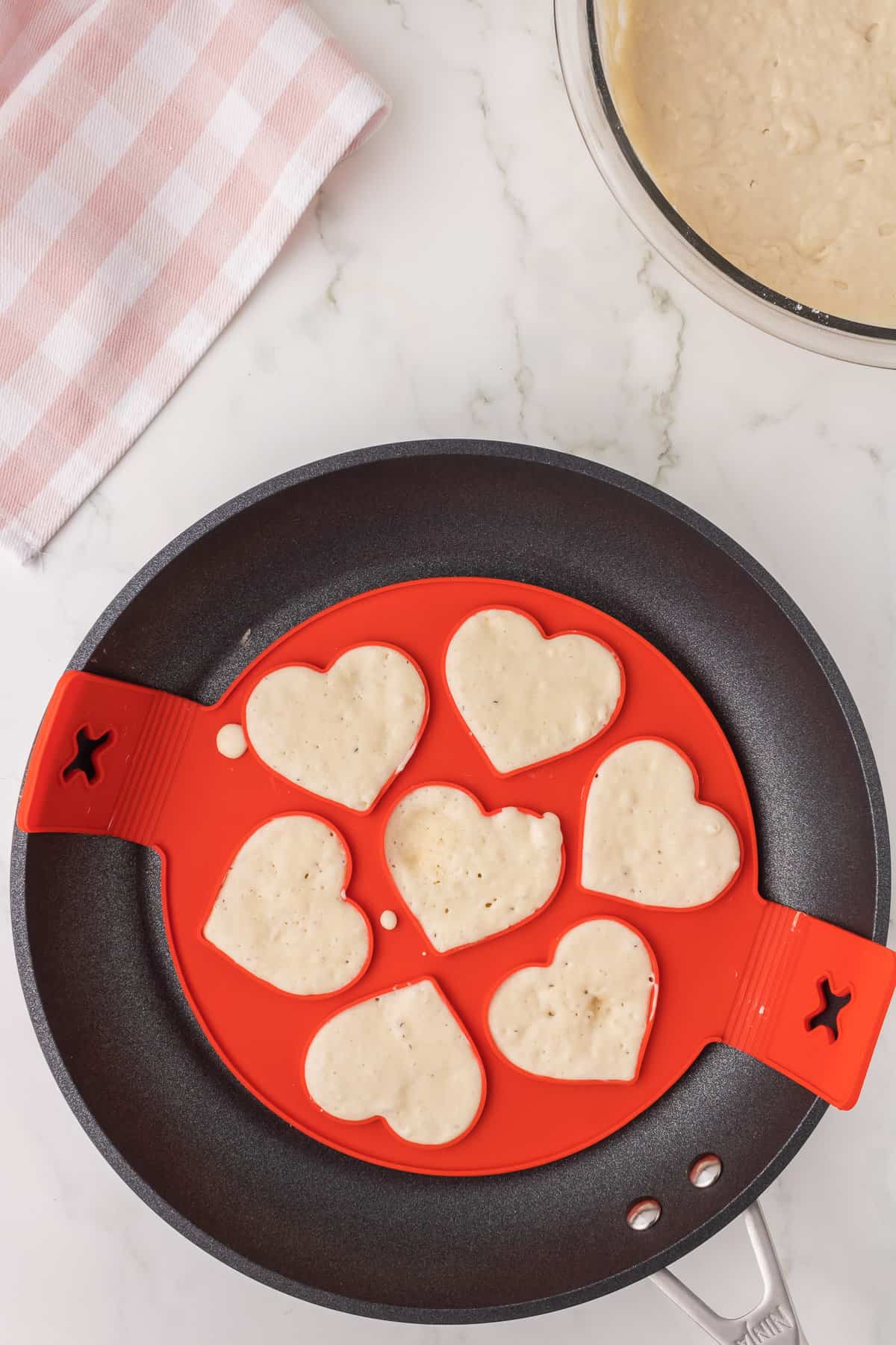 Pancakes non cuits dans le moule.