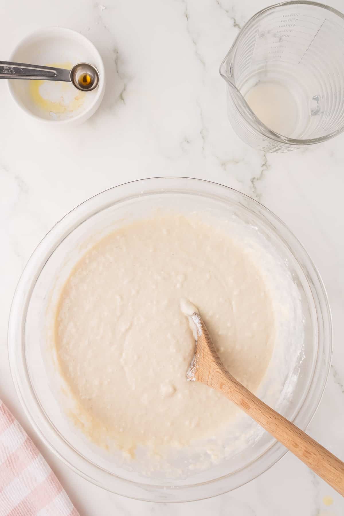 Pâte dans un bol de mélange.