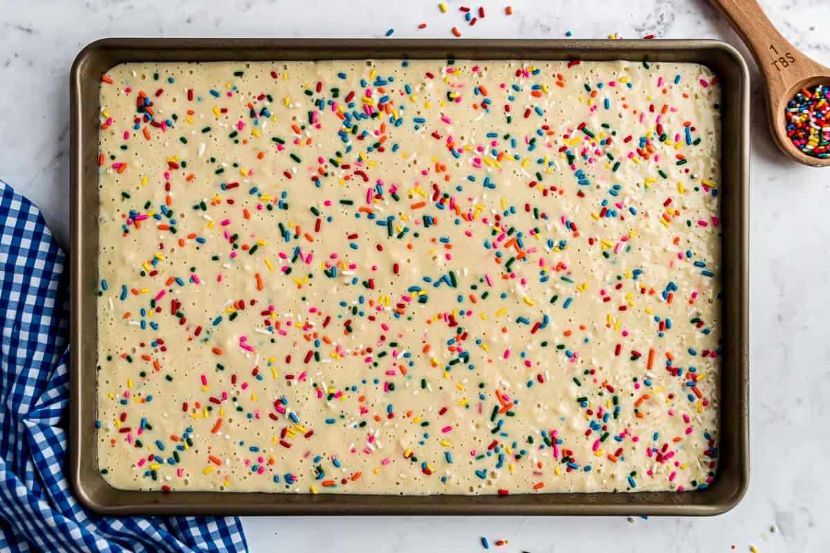Pancakes non cuits en plateau avec des confettis sur le dessus.