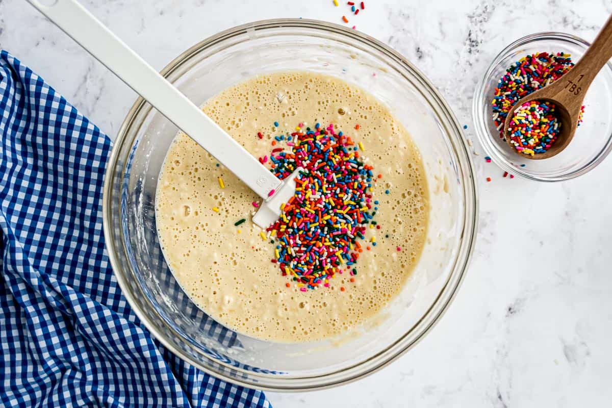 Confettis sur le dessus d'un bol de pâte à pancake.