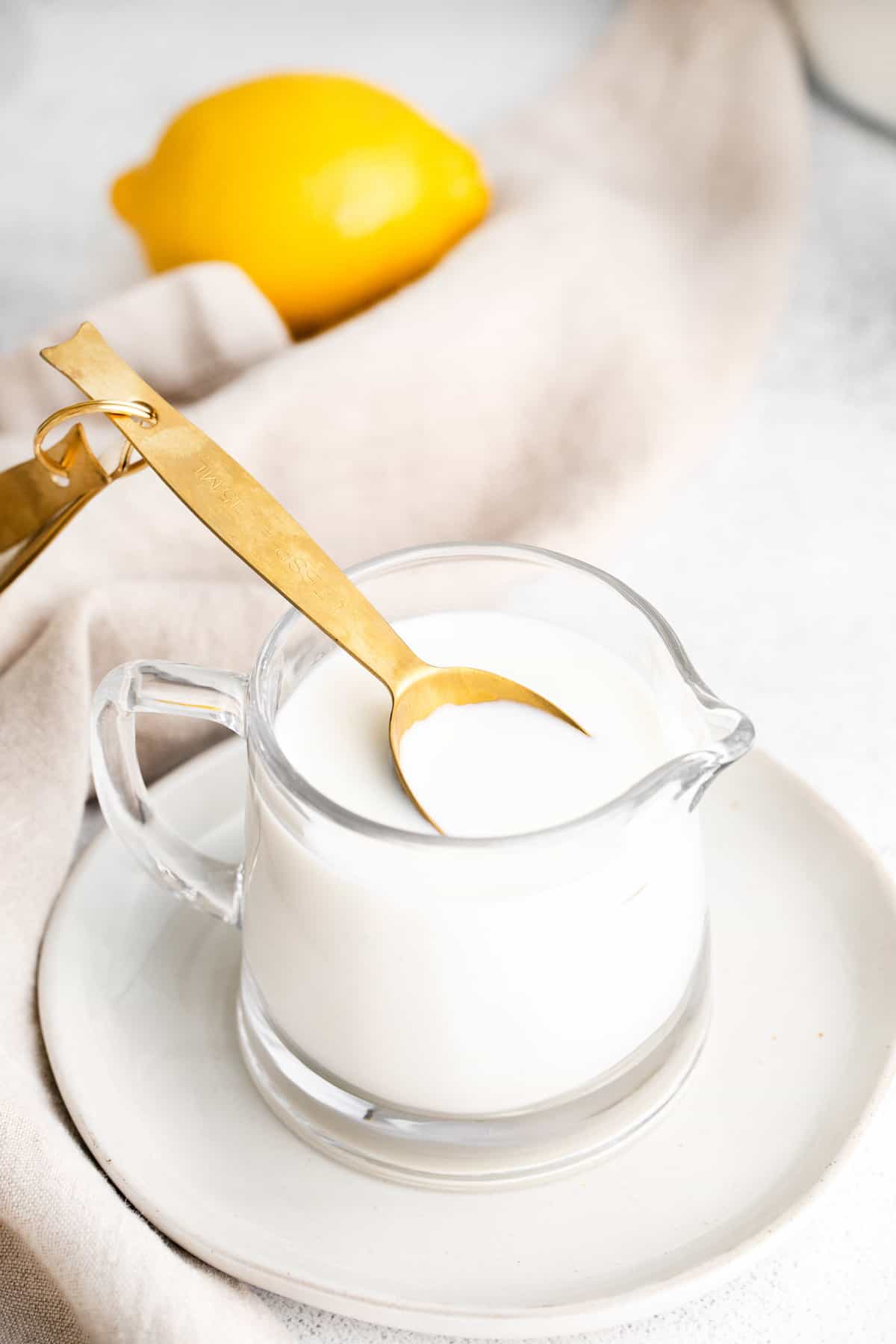 Cuillère dans un petit pichet de lait ribot.