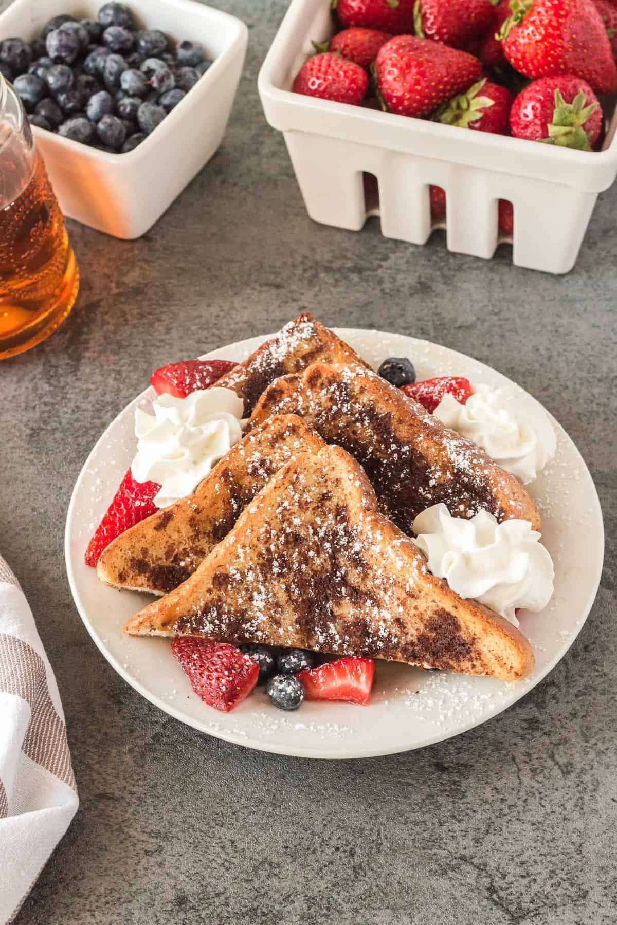 Triangles de tartines françaises sur une assiette.