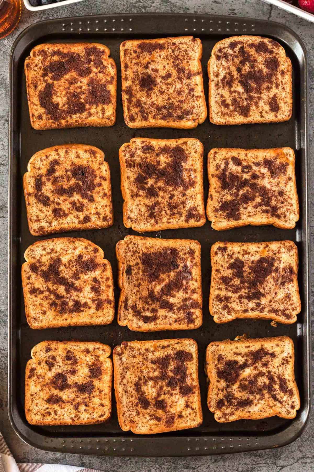 Tartines françaises sur un plateau.