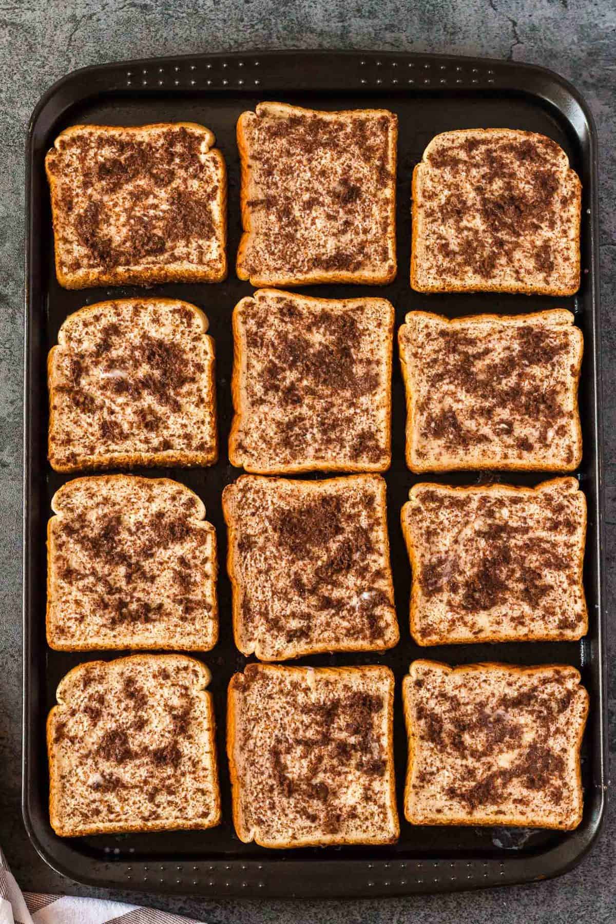 Tartine française crue sur un plateau.