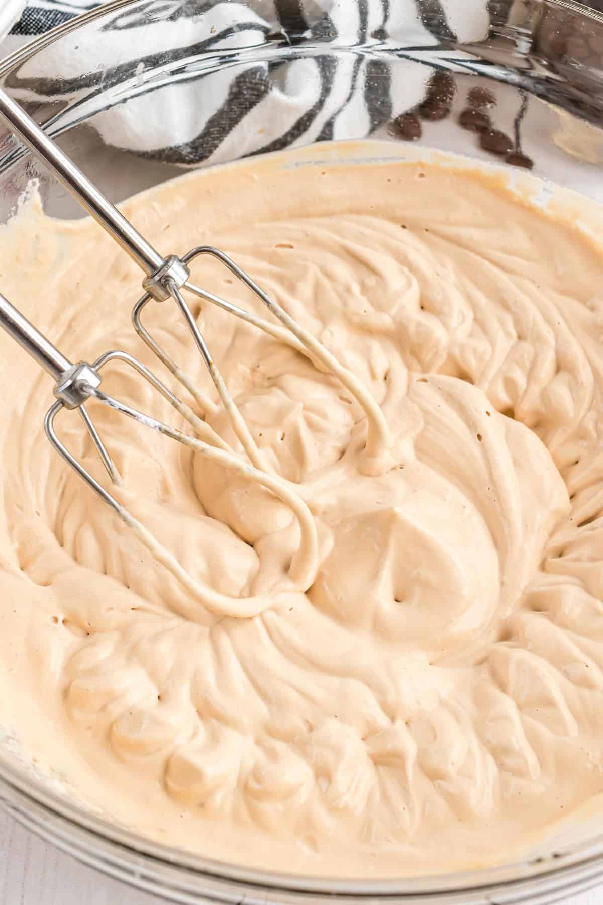 Crème fouettée avec des batteurs dans.