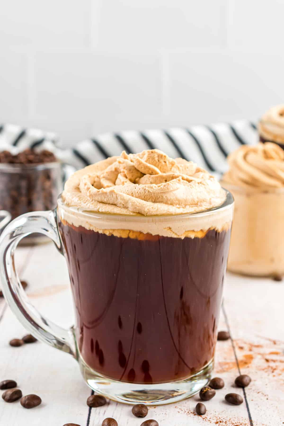 Crème fouettée au café sur une tasse de café.