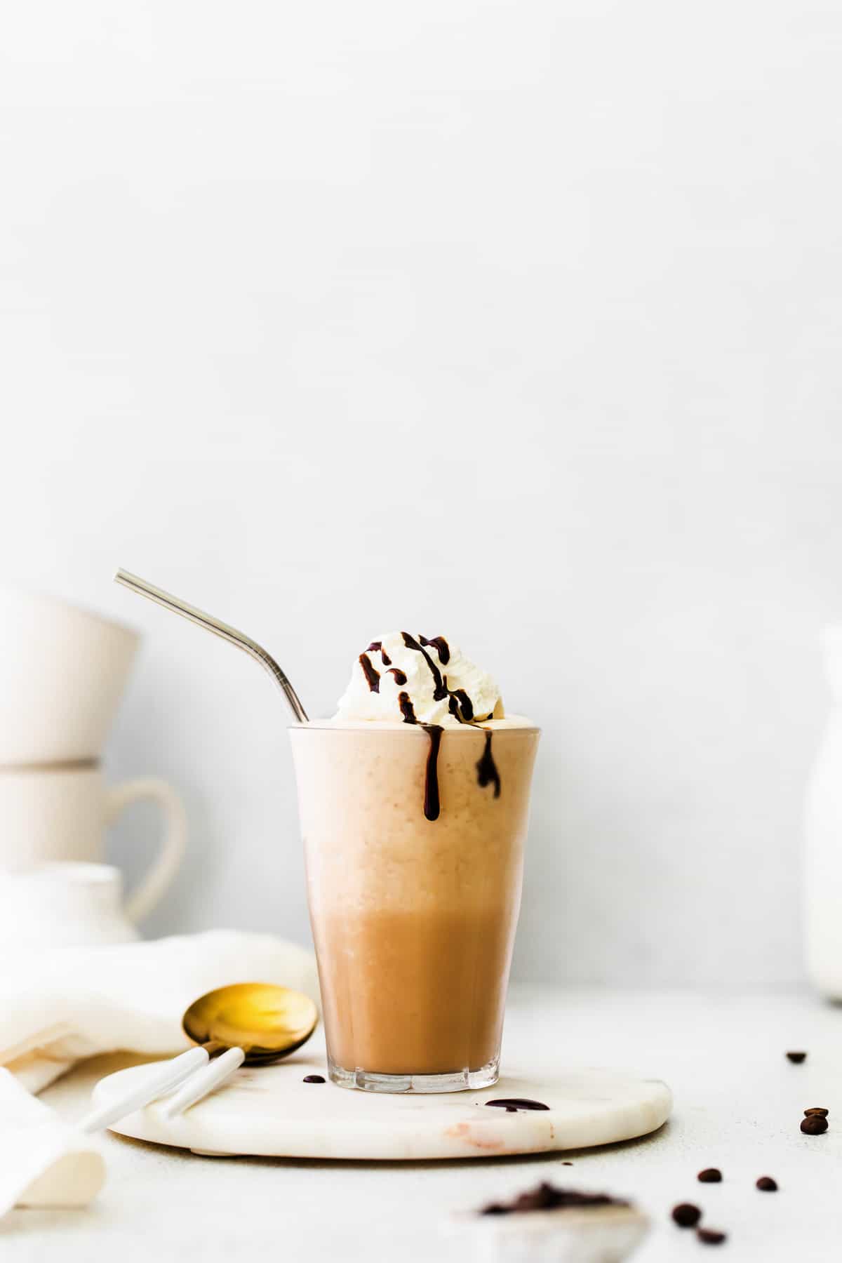 Boisson au café chocolaté avec du sirop de chocolat dégoulinant le long du verre.