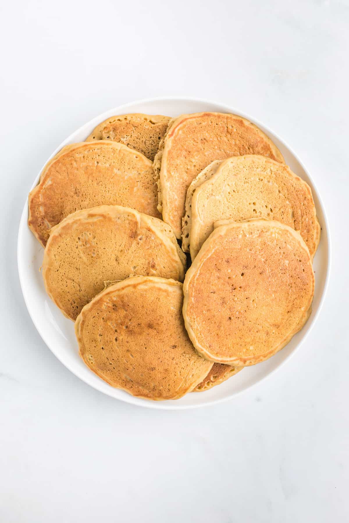 Pancakes sur un plateau.