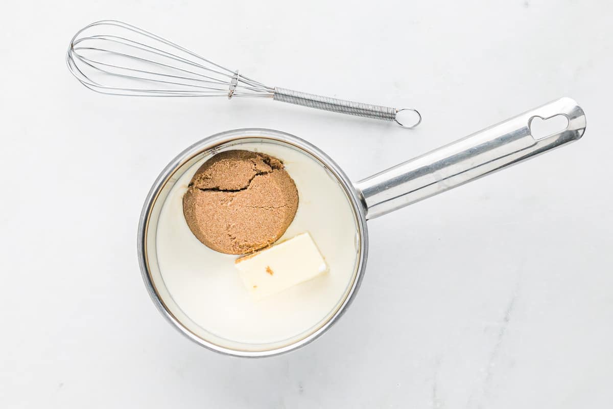 Ingrédients pour le caramel dans une casserole.