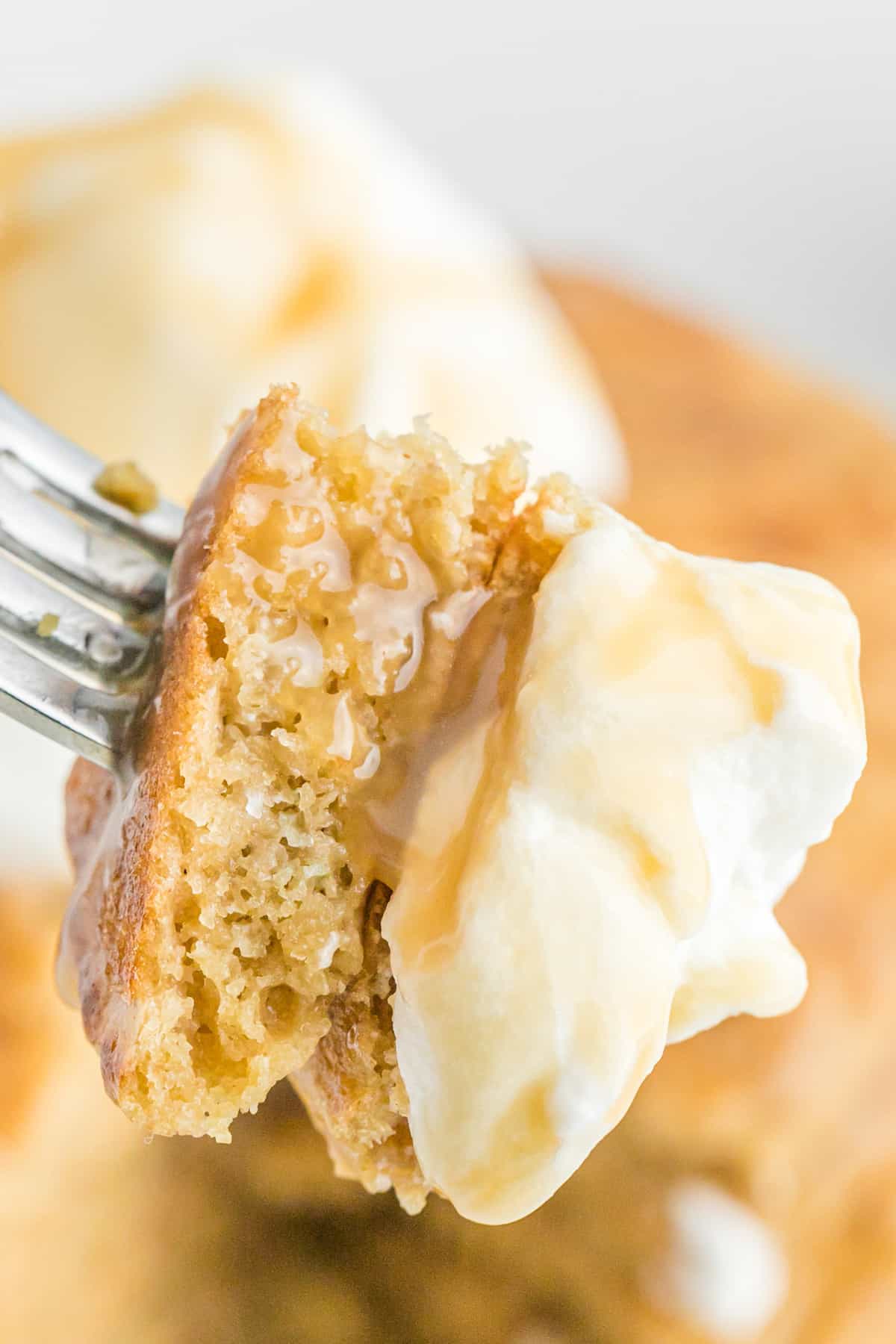 Pancake, crème fouettée, sirop, sur une fourchette.