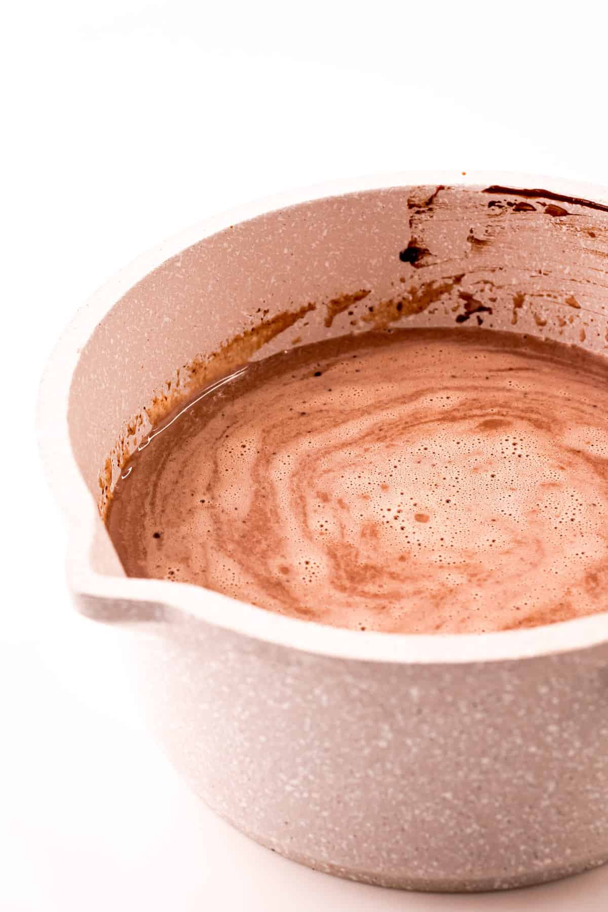 Chocolat chaud dans la casserole.