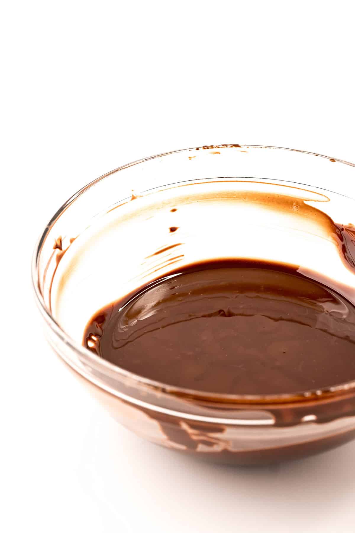 Chocolat fondu dans un bol en verre.