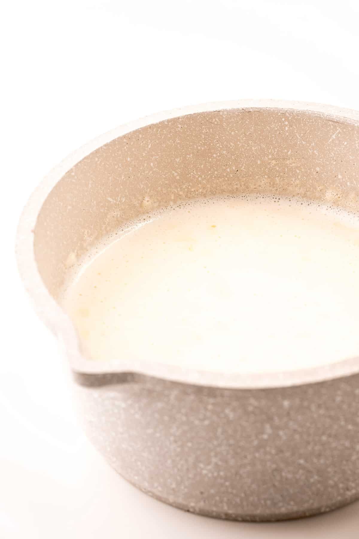 Lait dans la casserole.