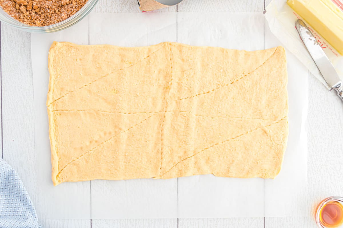 Rouleaux de pâte feuilletée étalés à plat.
