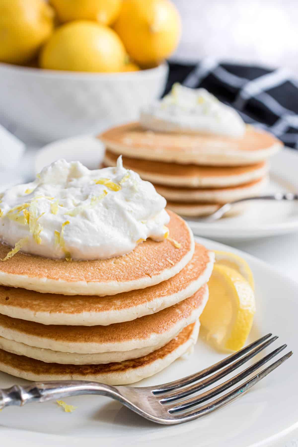 Crème fouettée au citron sur une pile de pancakes.