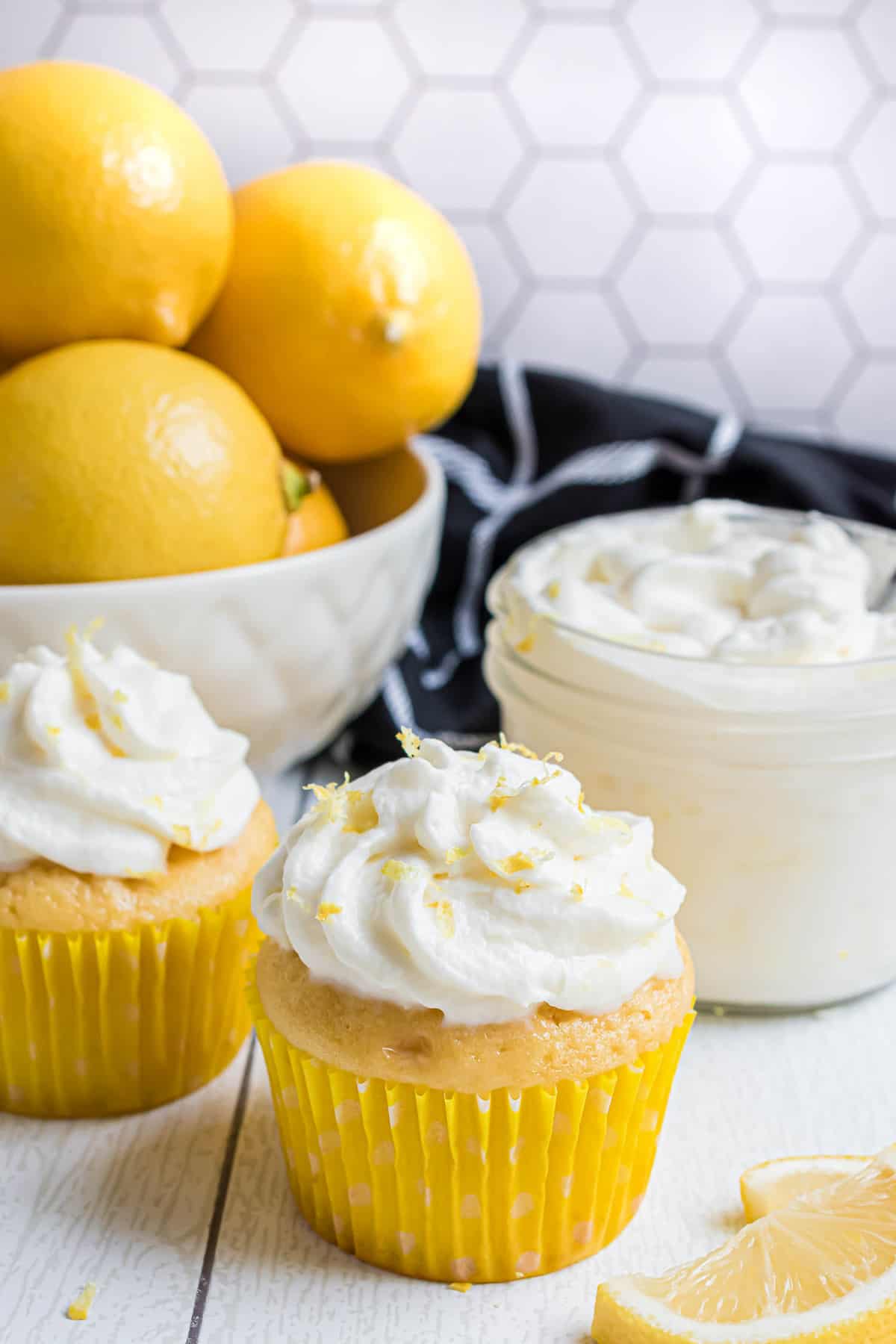 Crème fouettée au citron sur un cupcake.