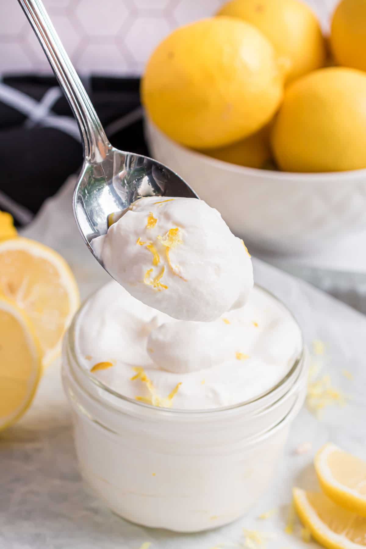 Crème fouettée sur une cuillère.