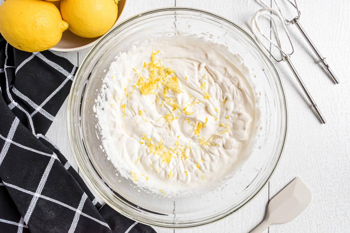 Crème fouettée garnie de zeste de citron.