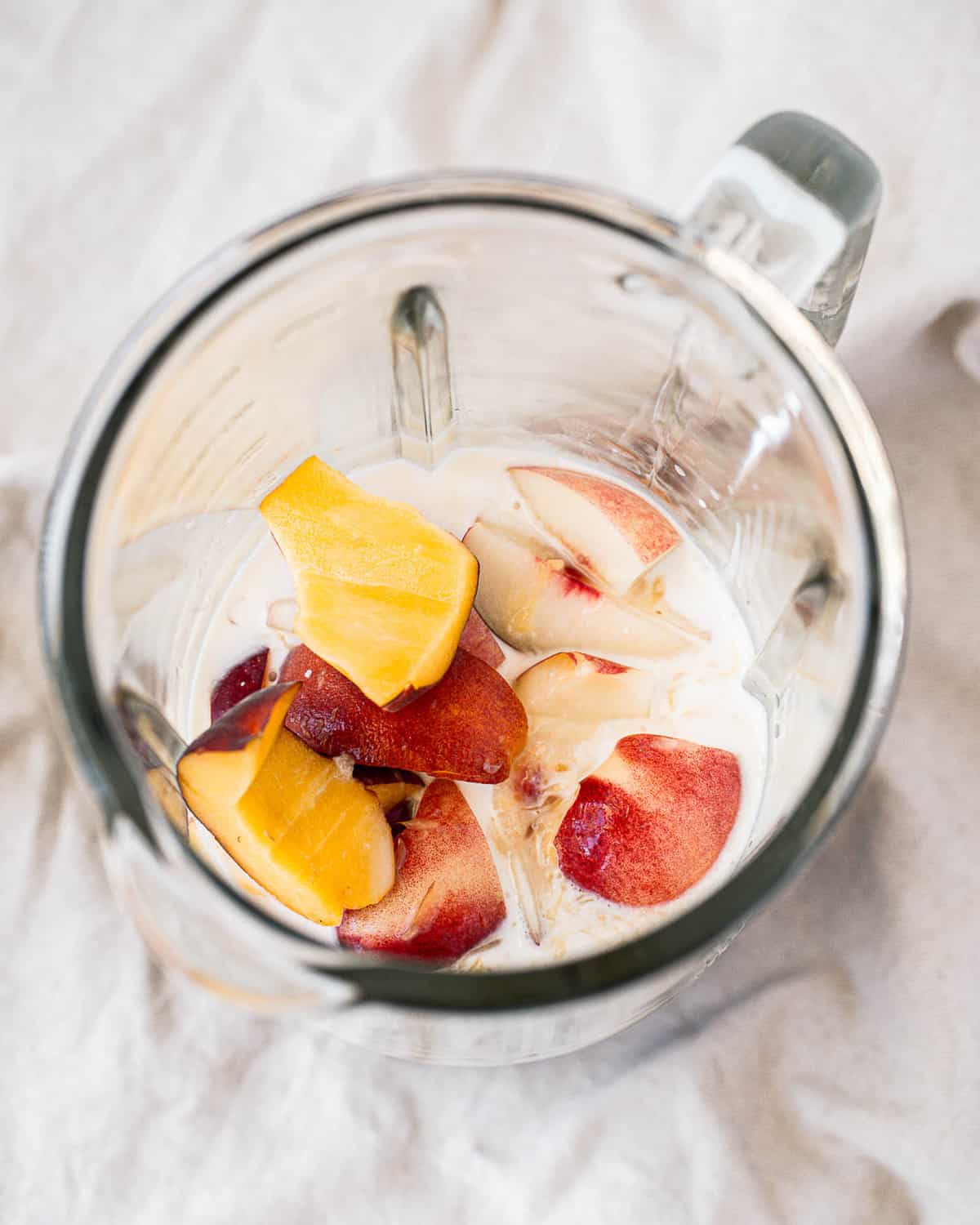 Smoothie non mélangé, les nectarines sont visibles.