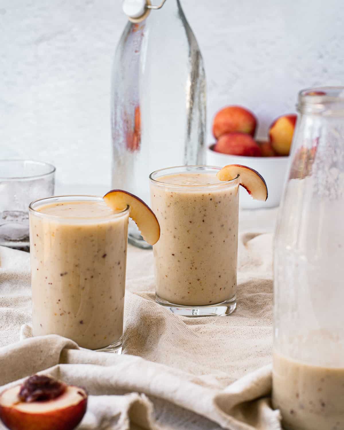 Smoothies avec une bouteille presque vide au premier plan de la photo.