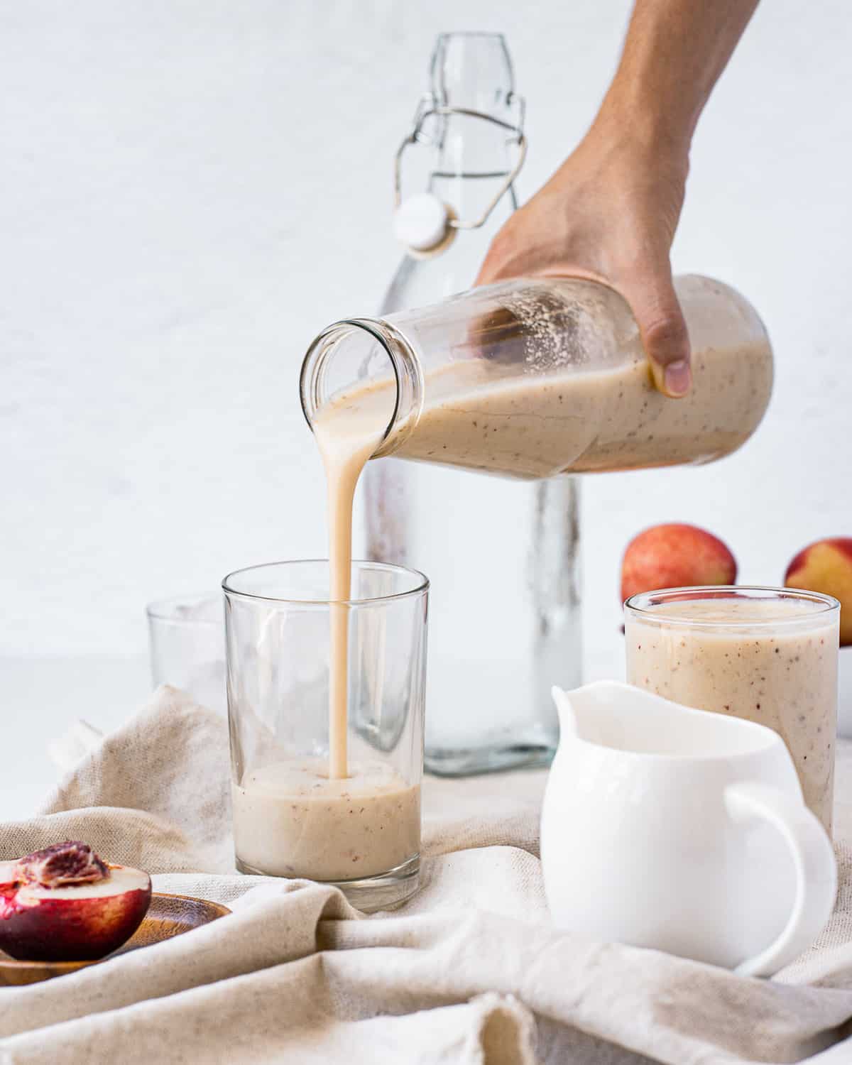 Smoothie versé dans un verre.