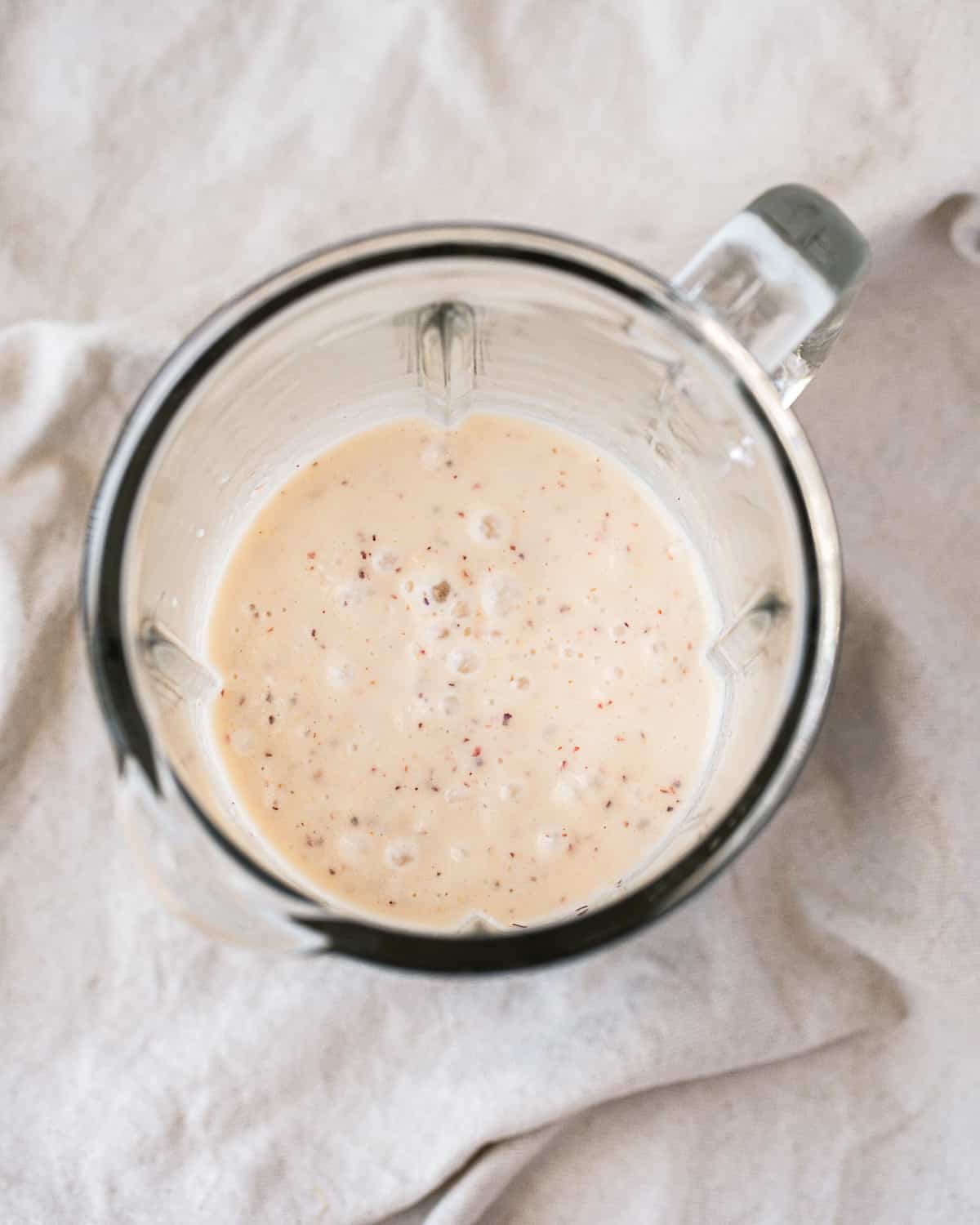 Smoothie mélangé dans un récipient à blender en verre.