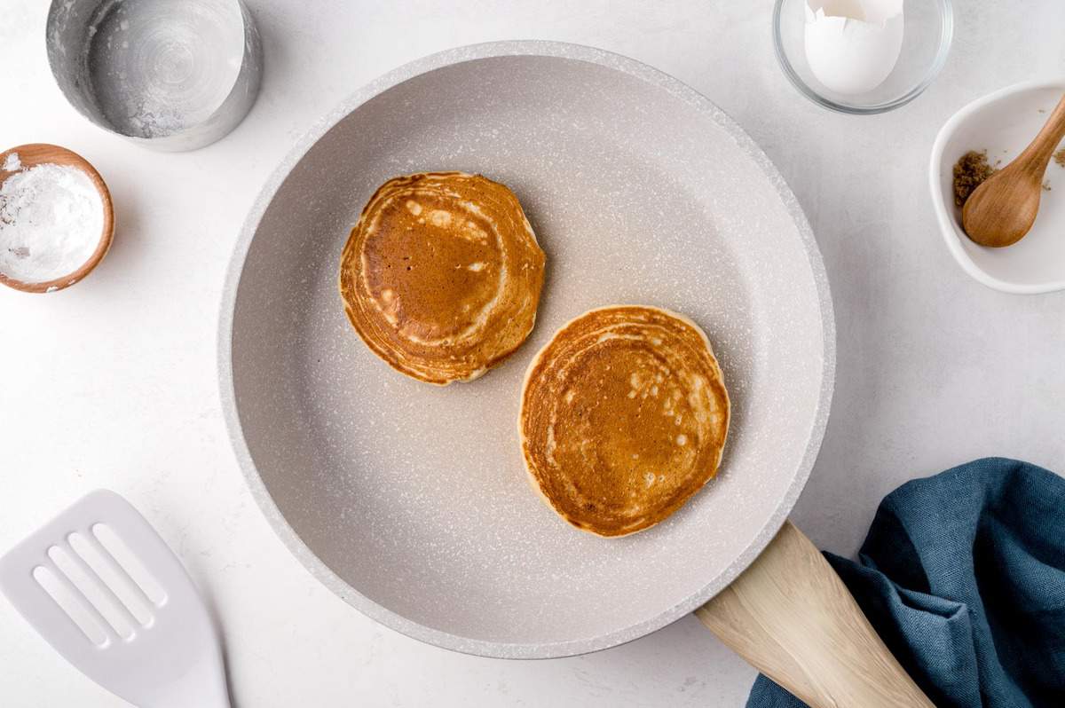 Pancakes dans une poêle.