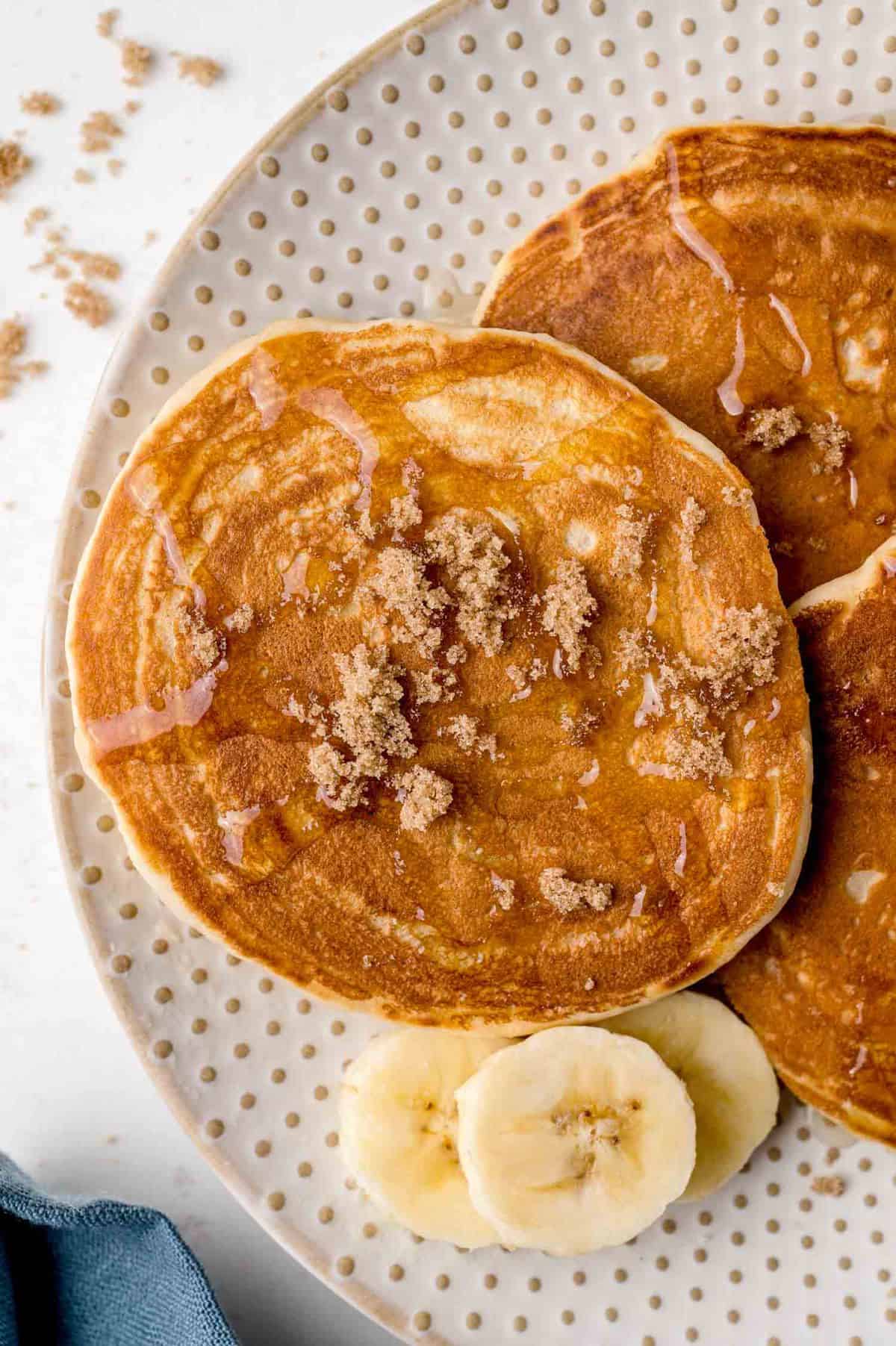 Pancake saupoudré de sucre brun.
