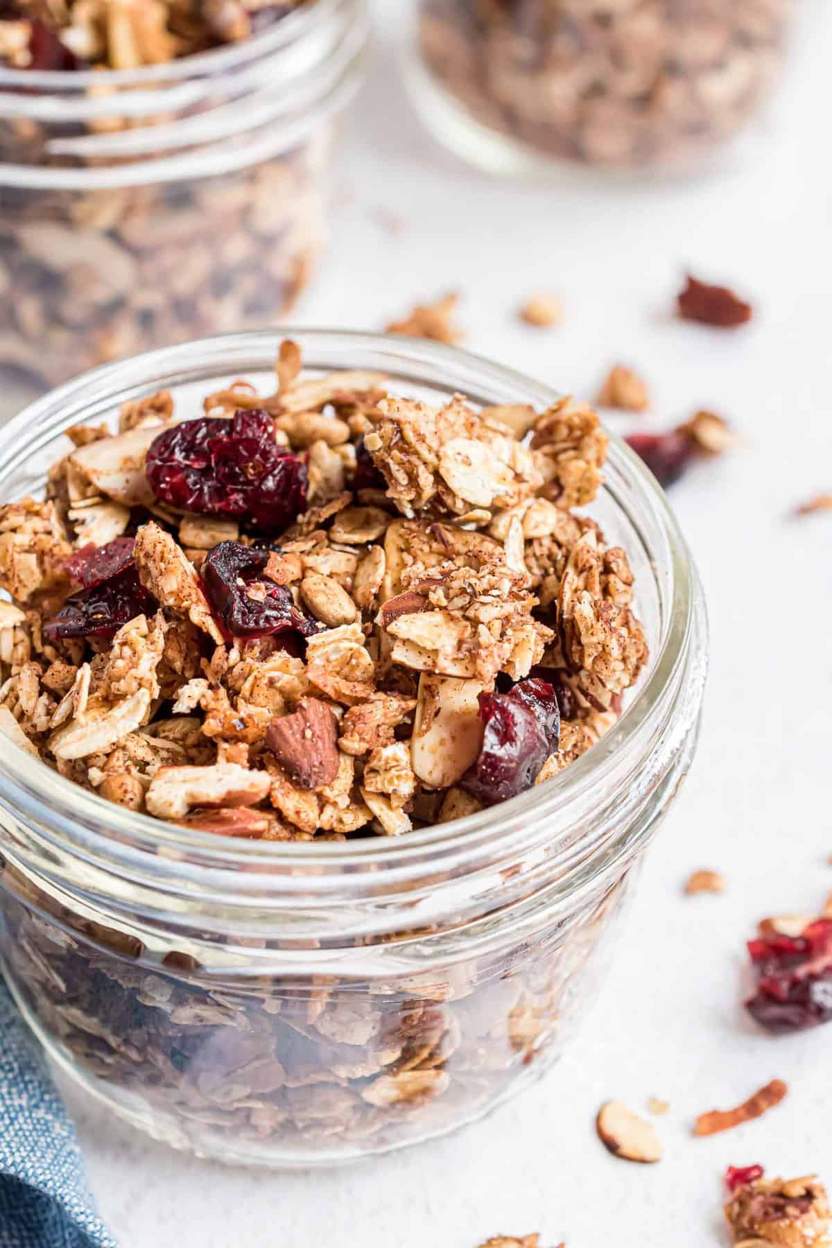 Granola dans un petit bocal en verre.