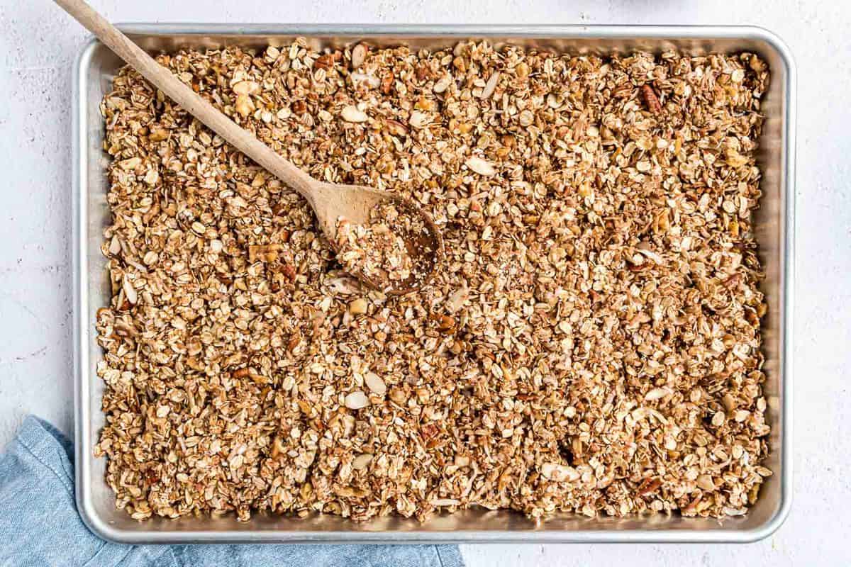 Granola non cuit sur une plaque de cuisson.