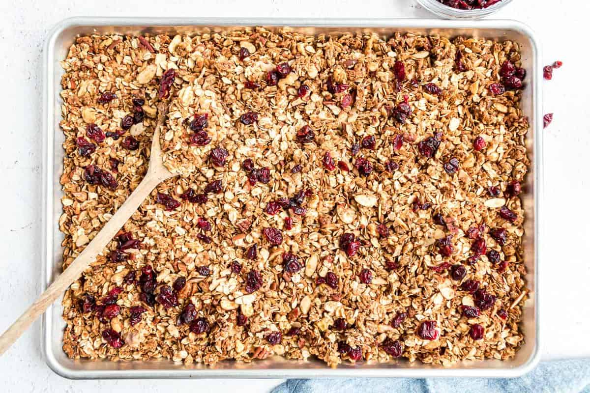 Cranberries séchées ajoutées au granola.
