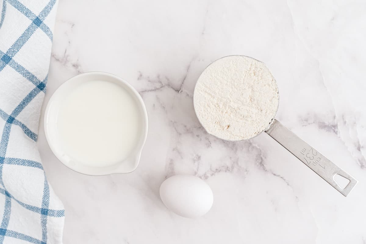 Vue de dessus du mélange à pancakes, œuf et lait.