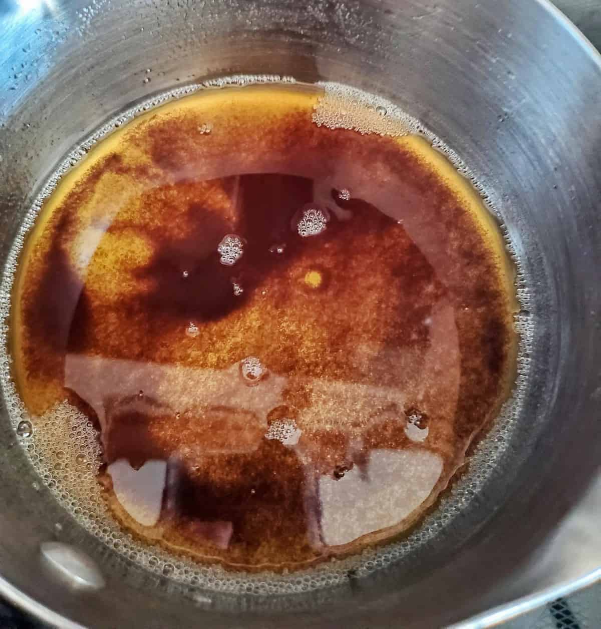Beurre noisette dans un bol.