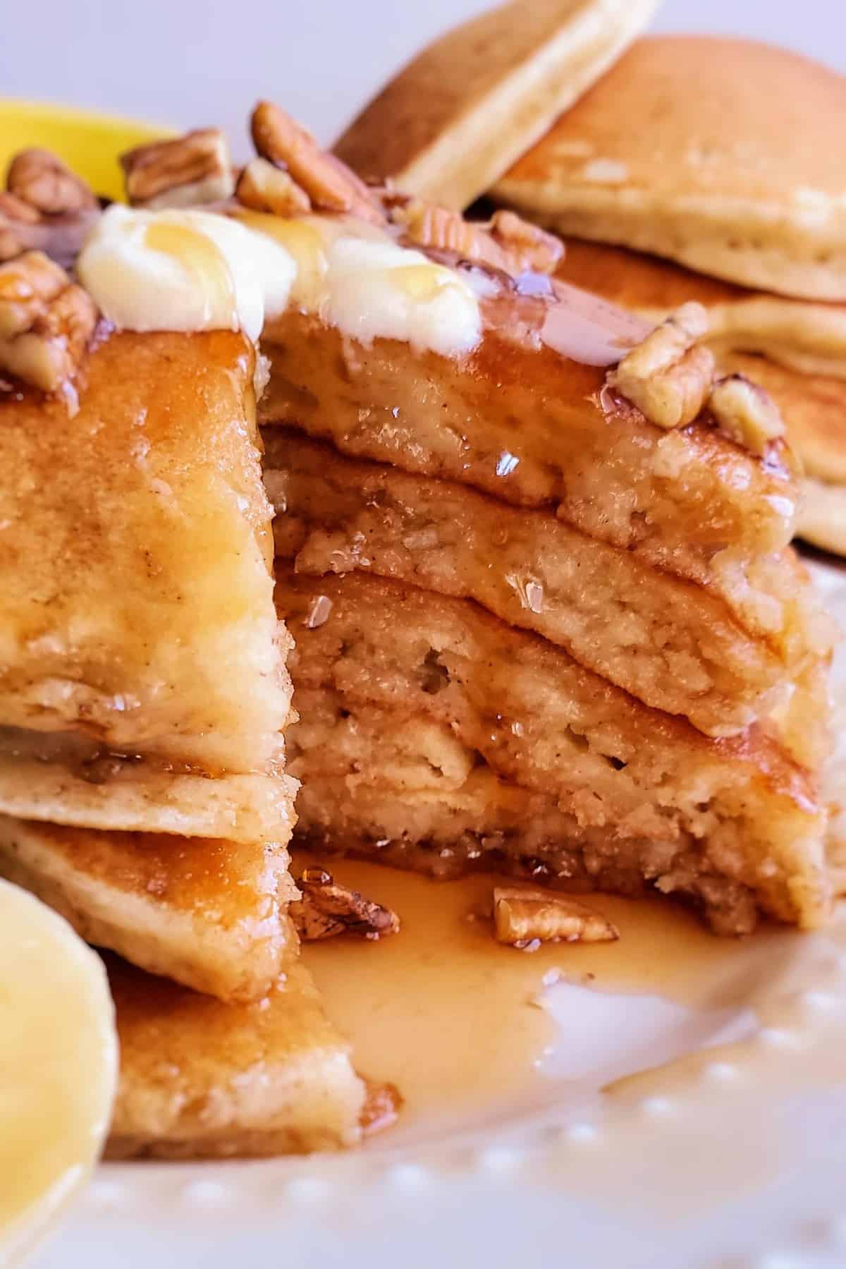 Pancakes avec une portion de découpe, dégoulinant de sirop.