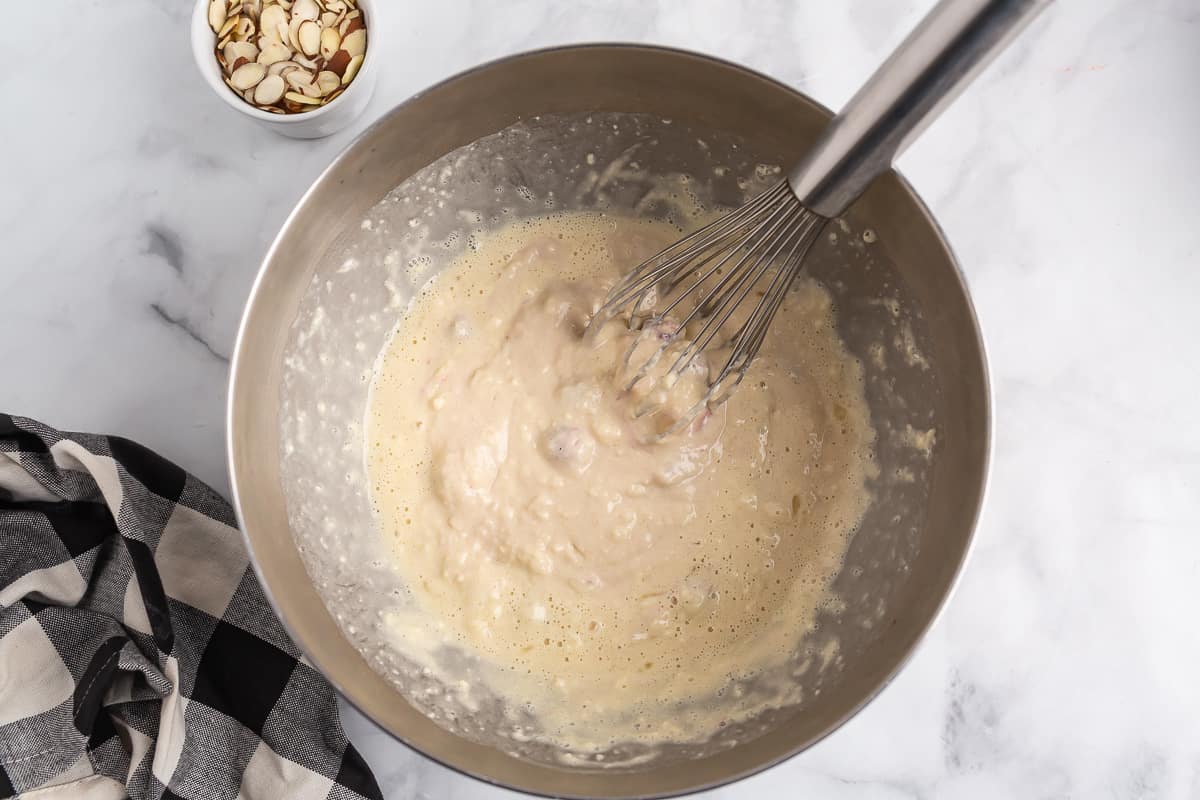 Pâte à pancake dans un bol en acier inoxydable.
