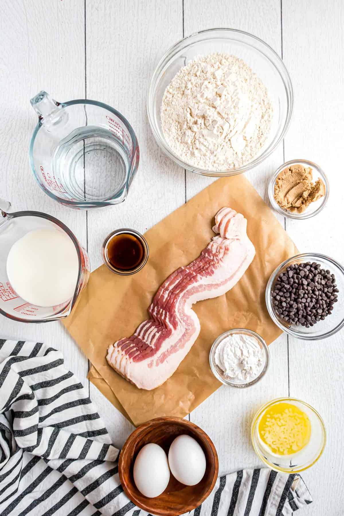 Vue d'ensemble des ingrédients nécessaires, y compris le bacon.