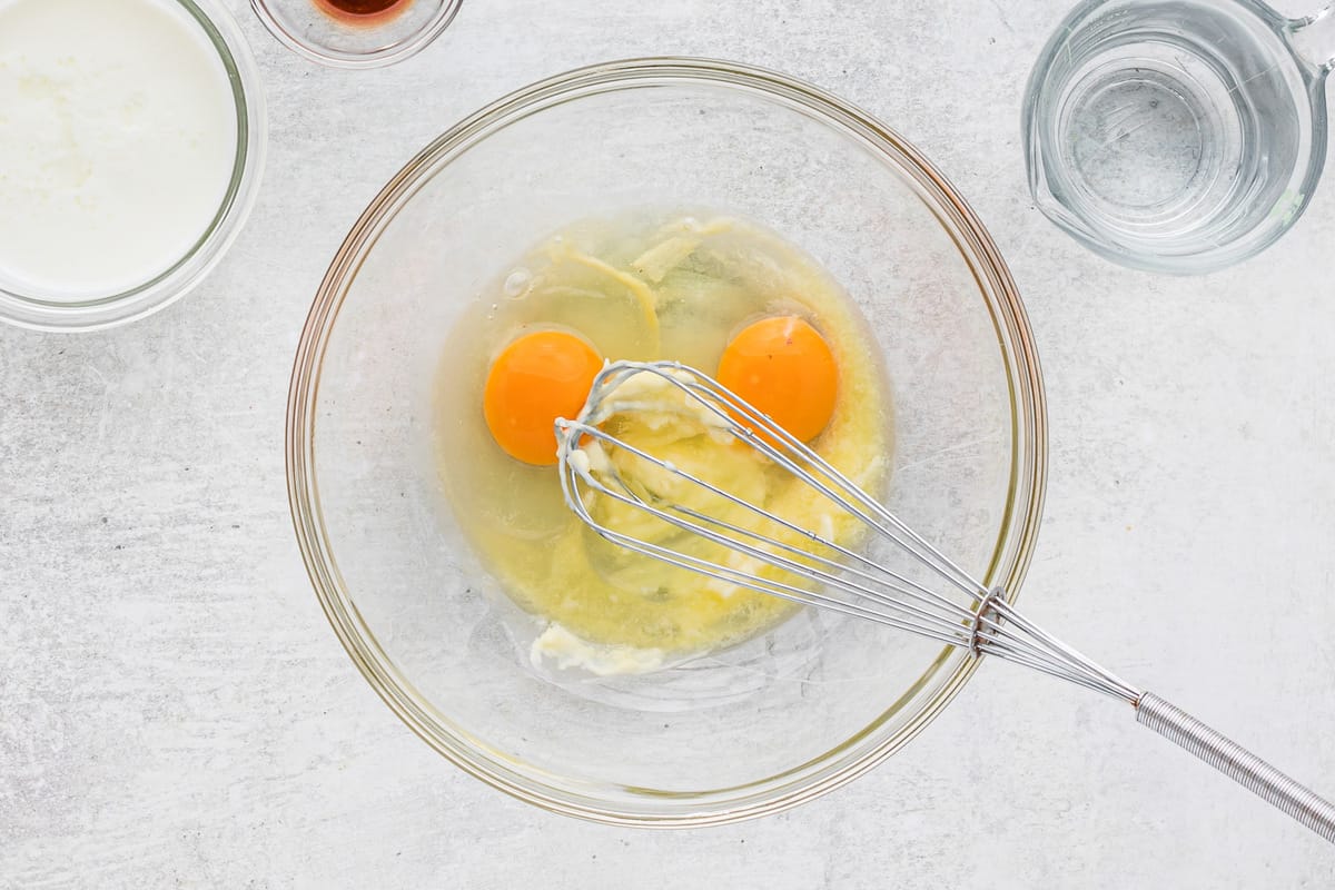 Ingrédients liquides dans un bol de mélange en verre transparent.