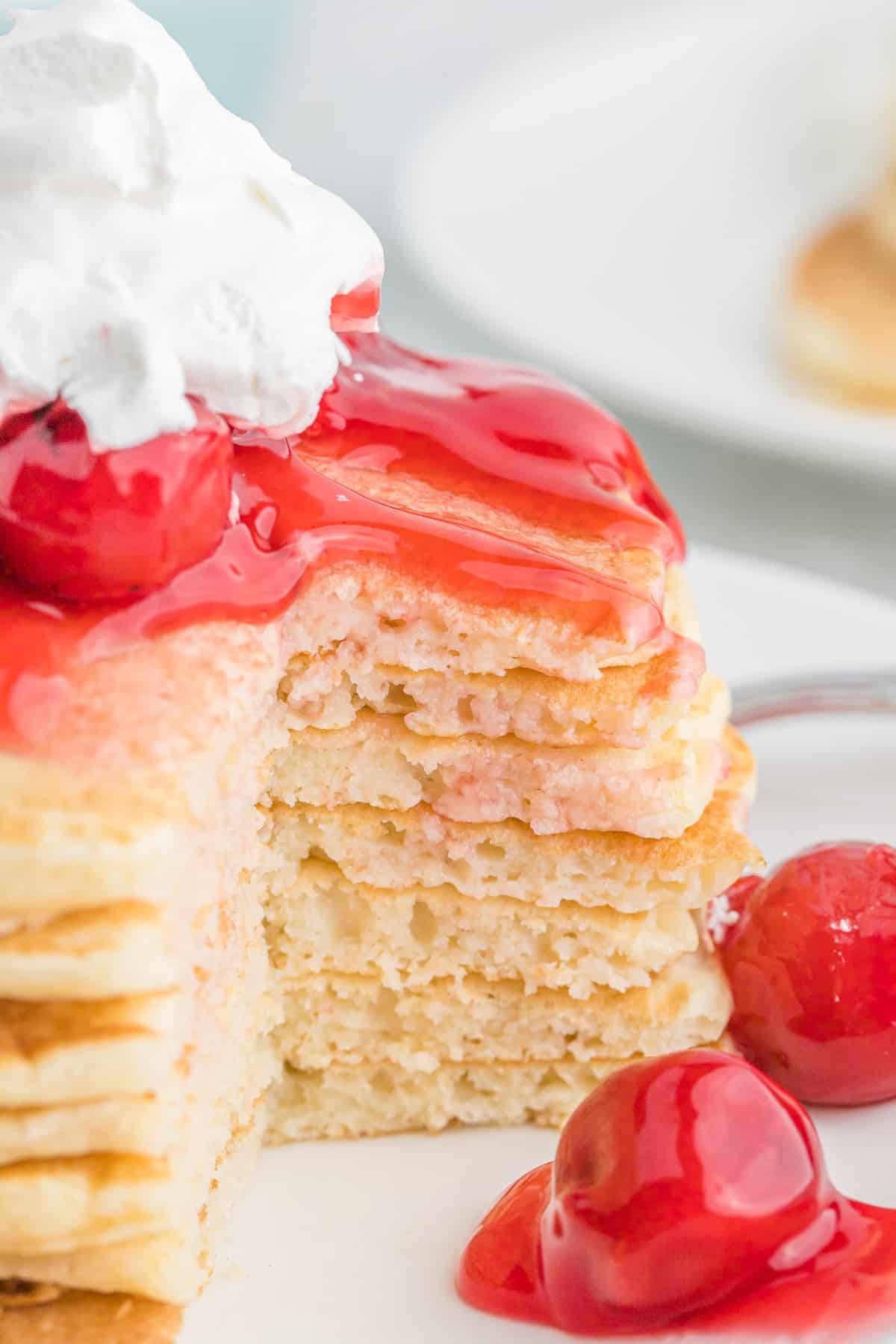 Empilement de pancakes à la tarte aux cerises, coupé pour montrer la texture.