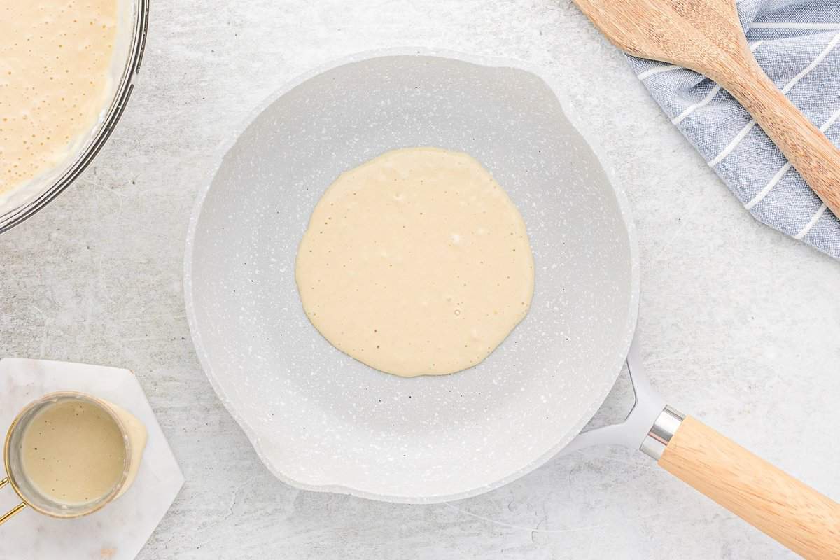 Pancake en train de cuire dans une poêle.